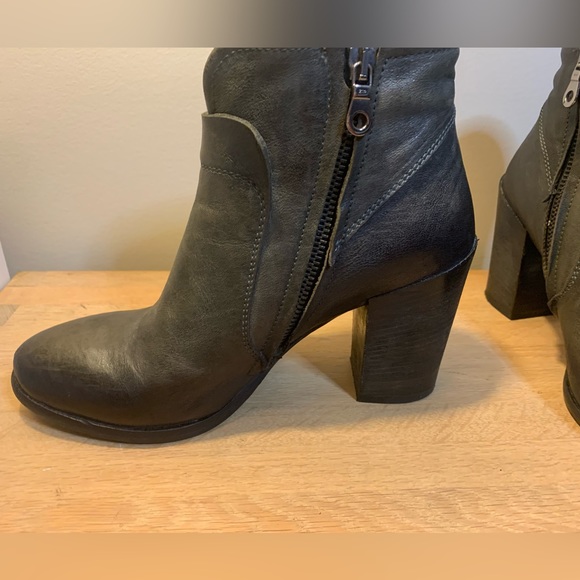 Grey leather zip booties. Size 38.5. Italian made. - Picture 8 of 10